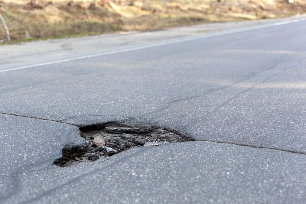 Asphalt Crack Repair: Don’t Delay If You Want to Save On Costs!